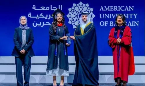 طالبة الجامعة الأمريكية في البحرين مريم العوضي تصنع التاريخ كأول بحرينية تنضم إلى فريق ماكلارين للسباقات