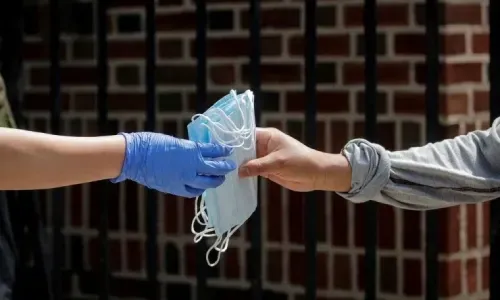 لماذا يجب عليك الاستمرار في محاولة تجنب الإصابة بمتحور أوميكرون
