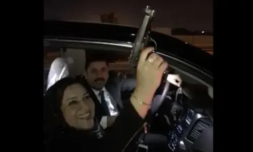 فيديو لـ "إطلاق نار احتفالي" لنائبة عراقية يثير غضباً واسعاً