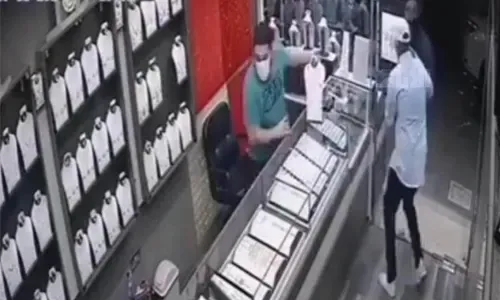القبض على مشتبه بهما في سرقة محل ذهب بالرفاع