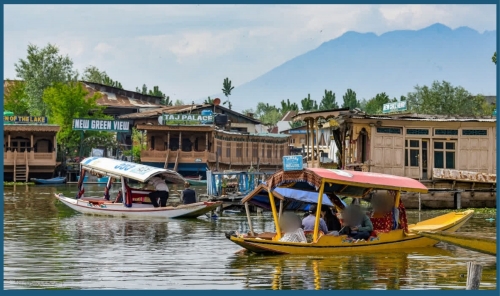 Elderly US Tourist Dies After Falling Ill on Kashmir Houseboat Elderly US Tourist Dies After Falling Ill on Kashmir Houseboat