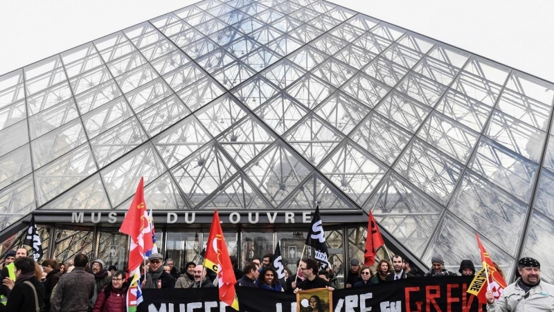 Louvre reopens after being blocked by strikers Louvre reopens after being blocked by strikers
