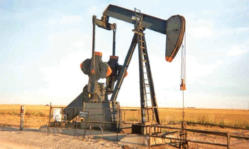 Russia, Saudi favour continuing oil output cut