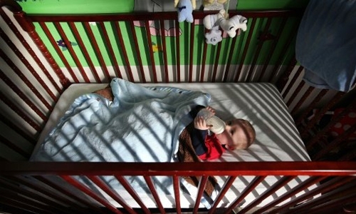 Babies should sleep in parents' room first year Babies should sleep in parents' room first year