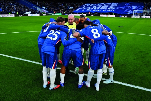 Rosenior unhappy with referee after bizarre huddle incident in Chelsea loss