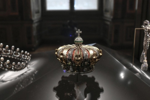 Daring Daylight Heist at the Louvre: Crown Jewels Stolen in Minutes, Thieves Escape