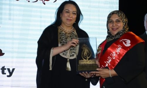 Bahraini woman wins Ideal Mother Award in Egypt