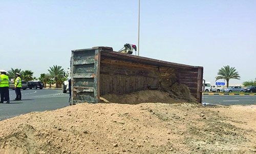 Two truck drivers injured in accident in Bahrain