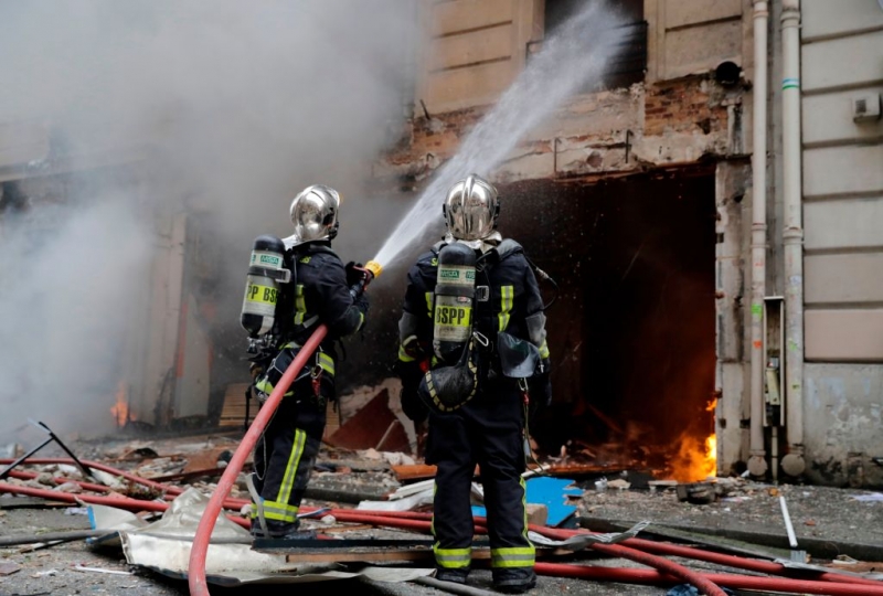 Explosion rocks central Paris