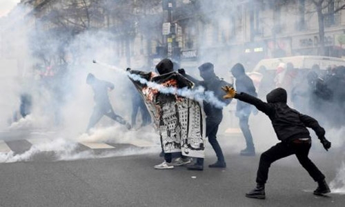 Tear gas at Paris demo against police 'brutality'