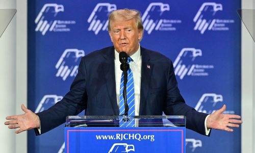 Trump pledges to reimpose Muslim 'travel ban' at Jewish gathering