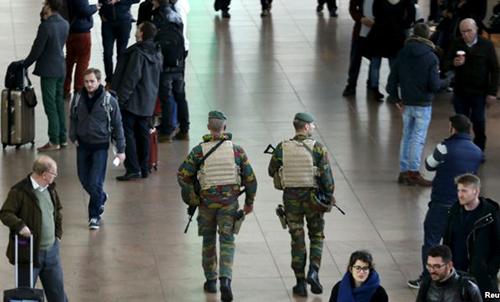 Brussels to stay at highest security alert, hunts 'several' suspects