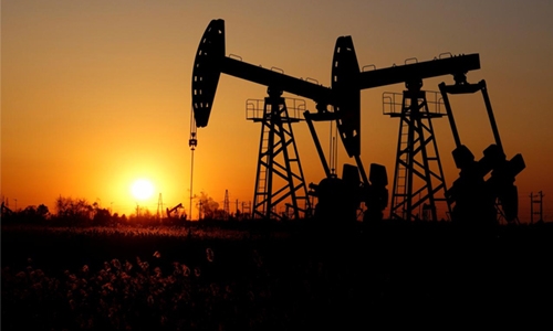 Oil edges up on US stock decline