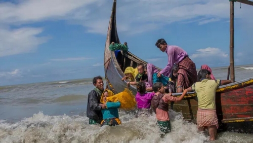 At least 12 missing after Rohingya refugee boat sinks off Bangladesh