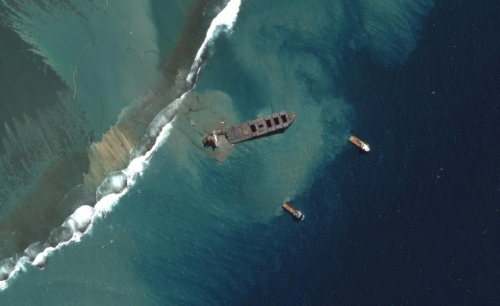 Japanese oil tanker splits in two on Mauritius coral reef Japanese oil tanker splits in two on Mauritius coral reef