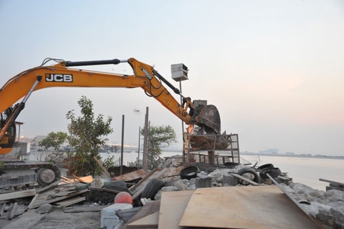 Bahrain authorities demolish 260 illegal beach cabins
