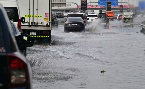 Dubai residents urged to stay indoors amid heavy rain 