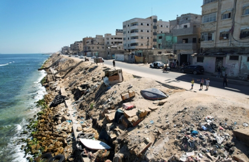 Palestinians strive to stop Gaza shore erosion with concrete and rubble
