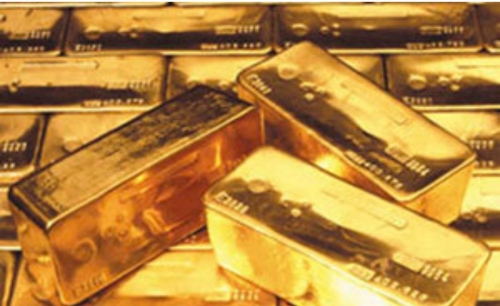 Gold hits record high, dollar falls as US targets Fed