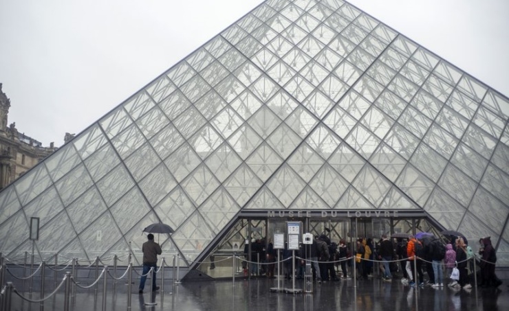 France closes the Louvre as virus spreads to new fronts France closes the Louvre as virus spreads to new fronts