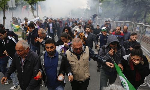 Tear gas in Paris, Istanbul as tensions erupt on May Day