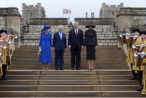 King gives Trump royal welcome on UK state visit King gives Trump royal welcome on UK state visit