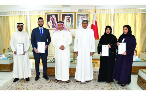 Muharraq Governor Honors Employees for Academic Excellence Muharraq Governor Honors Employees for Academic Excellence