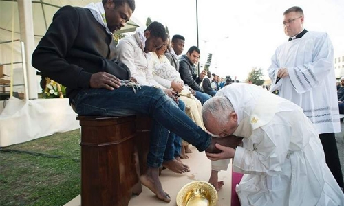 Pope washes feet of Muslim refugees, says 'we are brothers'