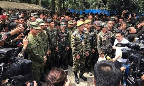 Pacquiao visits troops in Philippine warzone Pacquiao visits troops in Philippine warzone