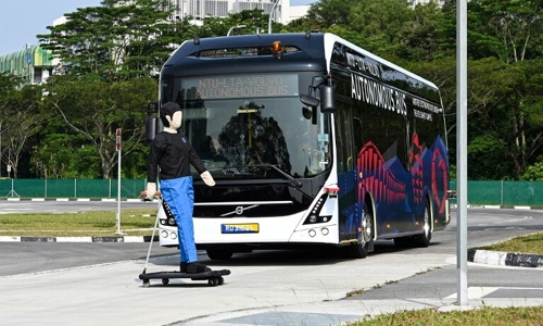 Volvo unveils driverless ebus