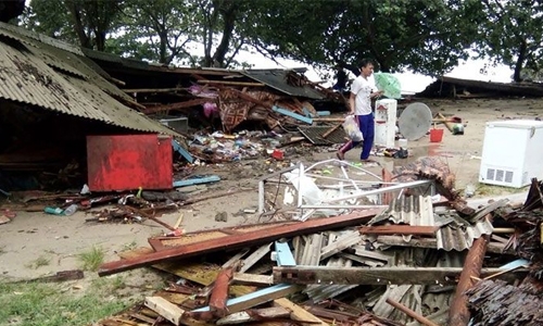 Shocking video shows tsunami rip through stage as band performs Shocking video shows tsunami rip through stage as band performs