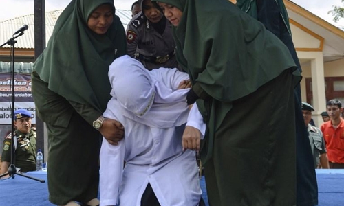 Indonesia’s Aceh whips teens for public cuddling Indonesia’s Aceh whips teens for public cuddling