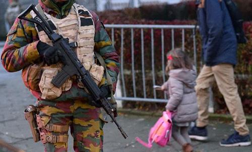 Brussels schools and metro reopen despite terror alert