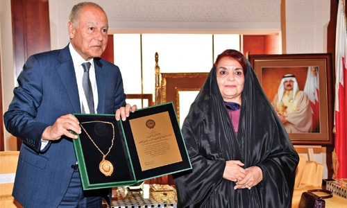 Princess Sabeeka receives Arab Woman Medal Princess Sabeeka receives Arab Woman Medal