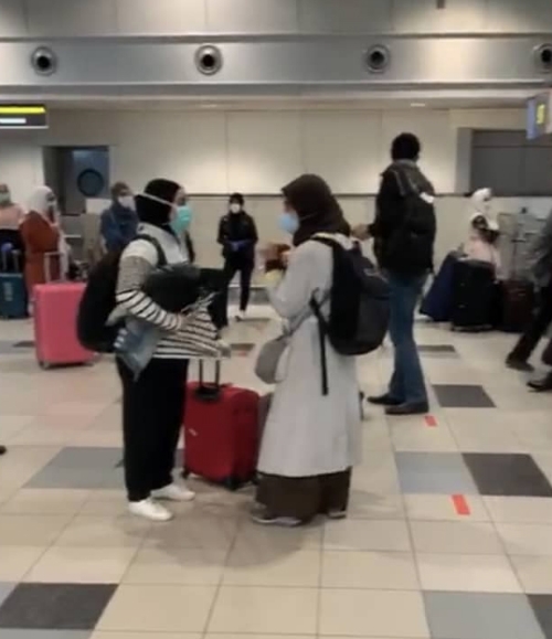 Bahrainis flown home from Russia Bahrainis flown home from Russia