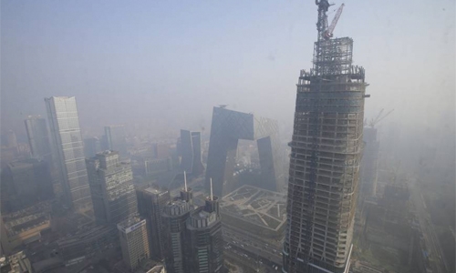Thousands of plants cut production as Beijing smog persists