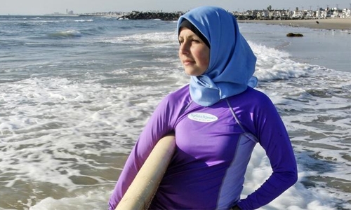 French resorts defiant as top court suspends burkini ban