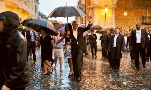 Obamas holding umbrellas? Unbelievable! Obamas holding umbrellas? Unbelievable!