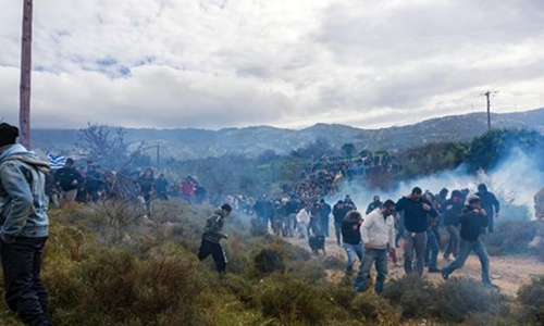 Police fire tear gas at anti-migrant 'hotspot' protest