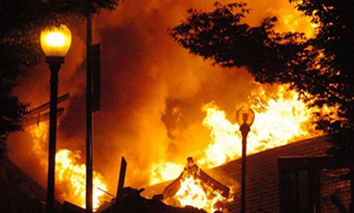 Fire kills 10 in southern Pakistan: police Fire kills 10 in southern Pakistan: police