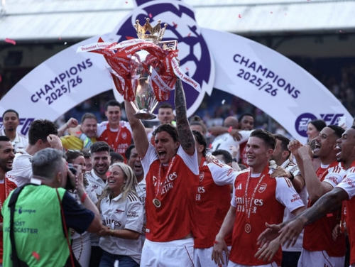 Arsenal Lift Premier League Trophy After Victory Over Crystal Palace