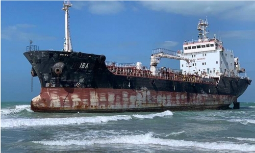 Big ‘flagless’ ship runs aground in UAE