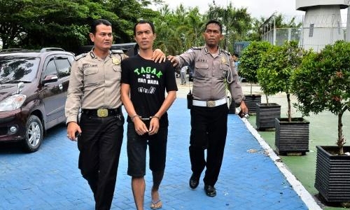 Inmates escape Indonesian prison during floods