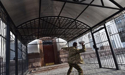 Ukrainians attack Russia embassy, demand pilot’s release Ukrainians attack Russia embassy, demand pilot’s release