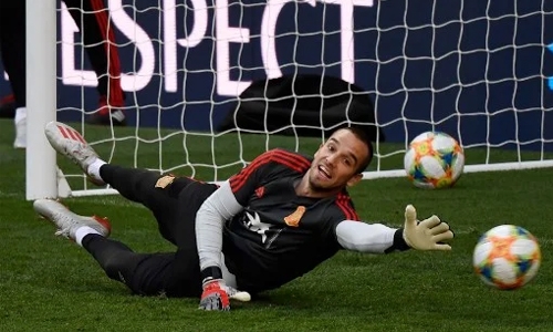 Spain goalkeeper Lopez leaves Betis for Roma