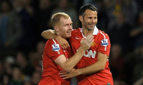 Giggs and Scholes no-show angers India fans