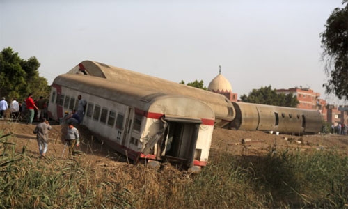 Eleven dead, 98 injured after train derails in Egypt Eleven dead, 98 injured after train derails in Egypt