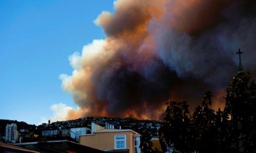 Huge wildfire burns homes in Valparaiso, Chile