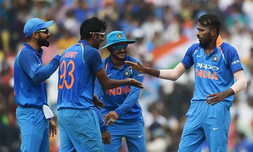 Australia post 242-9 in 5th ODI against India