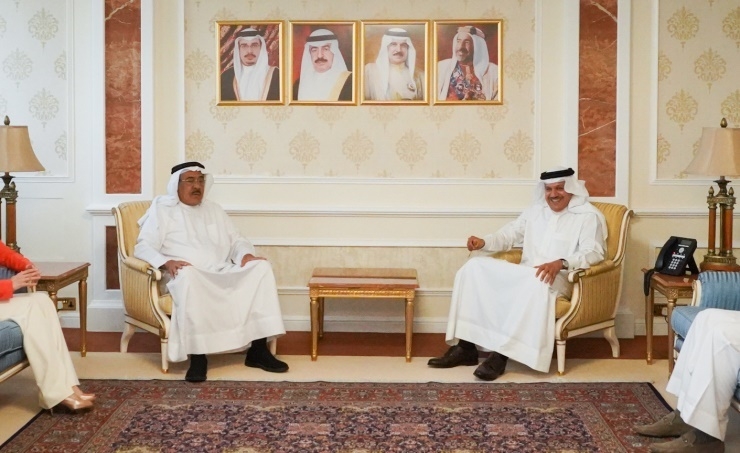 Foreign Minister receives King Hamad Global Centre’s officials